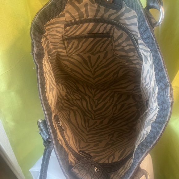 Gray Guess bag - Diamond plate in front - Picture 6 of 8